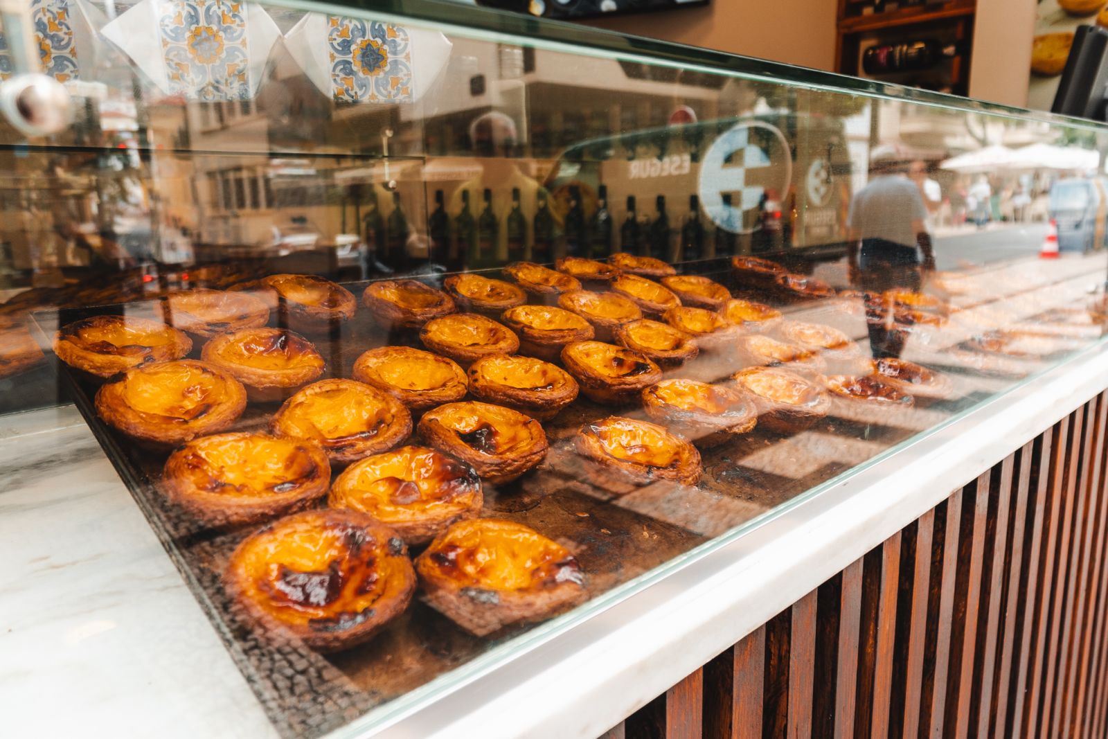 Montra cheia de pastéis de nata